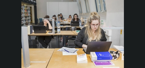 thumbnail of medium Studierende arbeiten in der Uni-Bibliothek Viadrina