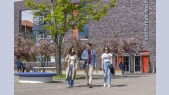 Studierende laufen über den Campusplatz der Viadrina