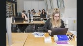 Studierende arbeiten in der Uni-Bibliothek Viadrina