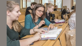 thumbnail of medium Jura-Studierende in einem Seminar an der Viadrina