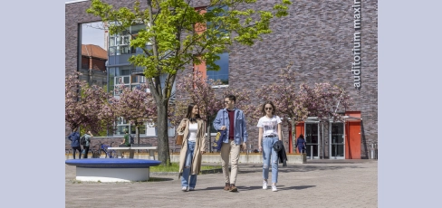 thumbnail of medium Studierende laufen über den Campusplatz der Viadrina