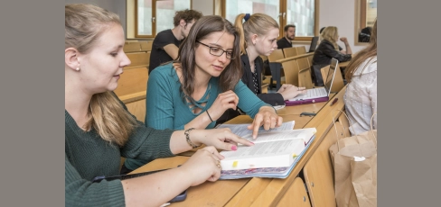 thumbnail of medium Jura-Studierende in einem Seminar an der Viadrina