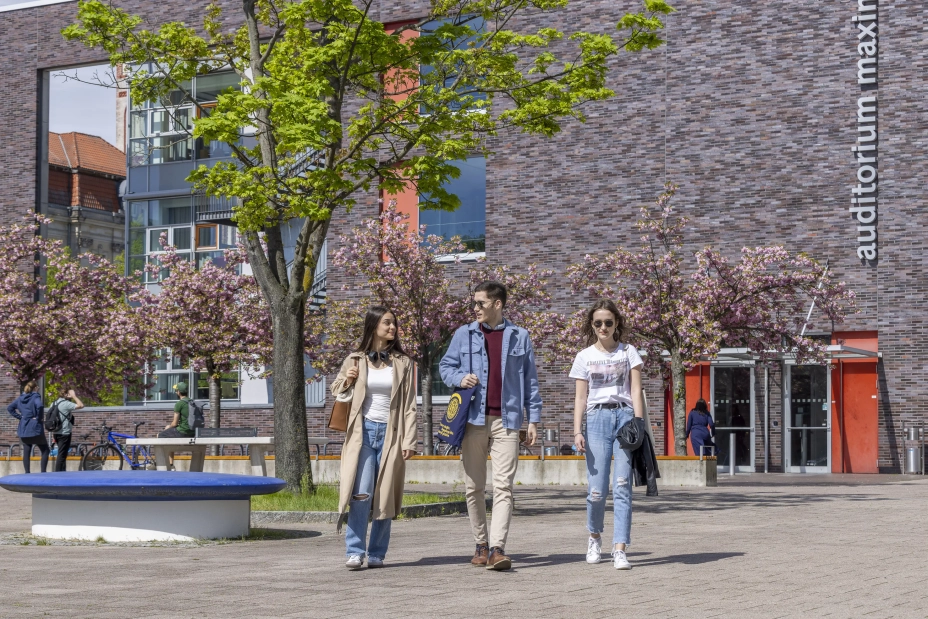 Studierende laufen über den Campusplatz der Viadrina