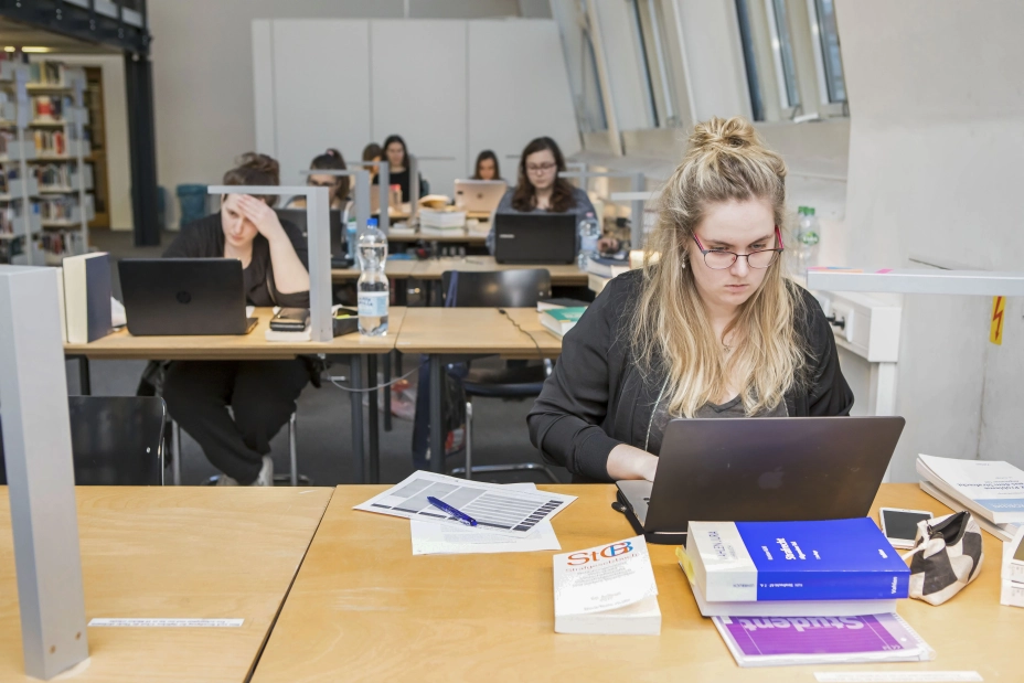 Studierende arbeiten in der Uni-Bibliothek Viadrina