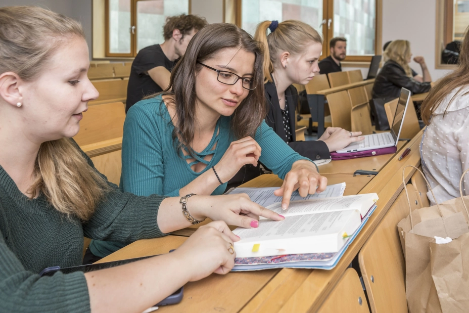 Jura-Studierende in einem Seminar an der Viadrina